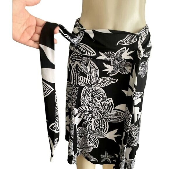 Black and White Skirt by Hypnotized float skirt size 8 with attached belt Midi. - Picture 3 of 6